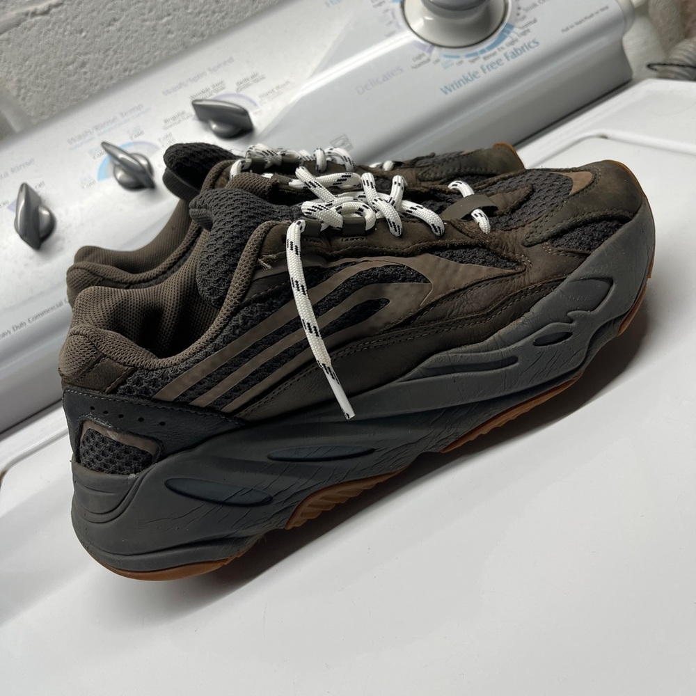 Yeezy 700v2 Mauve